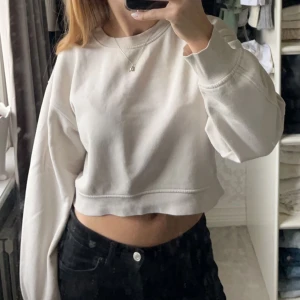 Croppad sweatshirt  - Croppad sweatshirt från Zara. Använd ett fåtal gånger 