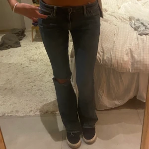28x32 - Lågmidjade jeans från crocker som jag klippt hål på! Såå snygga😍långa på mig som är 177
