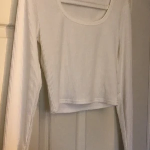Vit tröja  - Säljer en långärmad tröja i storlek M men sitter som en S 🤍 tröjan är aldrig använd utom att jag har testat den 🤍