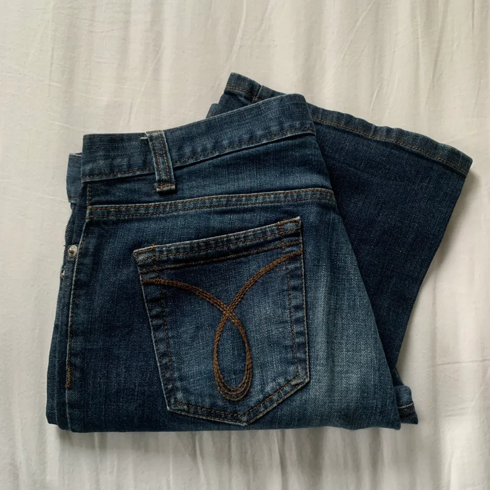Sjukt snygga CalvinKlein jeans, lågmidjade och nyskick. Mindjemått : 78cm Innerbenslämgd : 74cm. Jeans & Byxor.