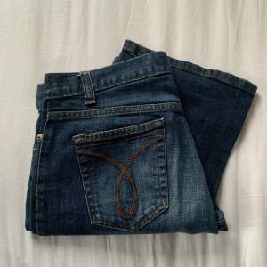 Sjukt snygga CalvinKlein jeans, lågmidjade och nyskick. Mindjemått : 78cm Innerbenslämgd : 74cm