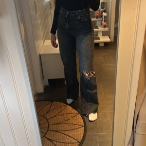 Svart/gråa jeans  - Sköna jeans med ett håll på högra knät🔥😍