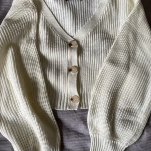 Stickad kofta med knappar  - Superfin stickad vit kofta med knappar. Använd 1-2 gånger så precis som ny🥰