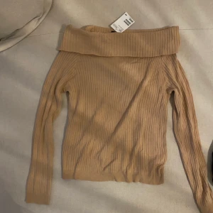 Ny H&M tröj - Beige tröja som jag aldrig använt med lapp kvar. De står att de är en L men jag som har S kan ha de. Beror på hur man vill att den ska sitta. 