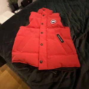 Canada goose väst  - 9/10 skick passar 150-140 cm  Köpt i canada  Inget kvitto 