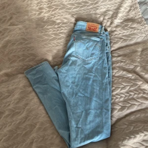 Levis  - Ljusa Levis 711 jeans 