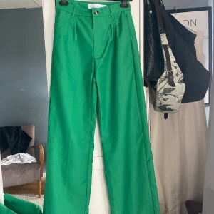 Grönt Kostymset - Superfint grönt Kostymset köpt i början av sommaren från bershka. Endast använd två gånger, alltså som nyskick. Inga spruckna sömmar eller fläckar. Säljer pga försmå byxor. Kavajen är oversized och sitter perfekt enligt mig som är en S normalt. 