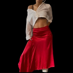 Röd sidenkjol - Lite osäker på om jag ska sälja denna… Röd kjol i glansigt mjukt material. Hänger så vackert! Men kommer ej till användning…💋  ✨Skjorta ej till salu✨