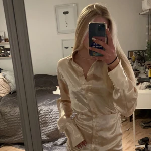 Nyårs klänning - Suuuuperfin klänning som tyvärr aldrig kommit till användning, bara provad på, inprincip ny💕 tror den kostade ca 500kr från Gina 2021-2022 inför nyår. Går att få både längre och kortare. Stretchig. Går att påse knäppa och knäppa upp vid bröstet. Superskön