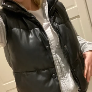 Zara väst - Varm och mysig Zaraväst i läderimitation . Ca 1 år gammal men använt få gånger och därför i mycket fint skick! Strl S❤️❤️