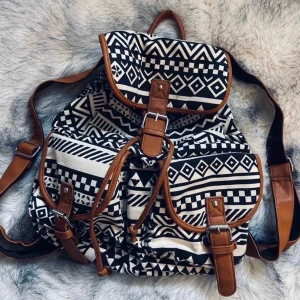 Mönstrad ryggsäck <3 - Superfin svart/vit mönstrad ryggsäck med bruna detaljer 🖤 Banden går att justera!
