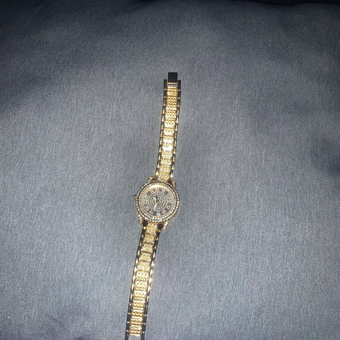 Klocka med glittrande stenar och guld  - 90