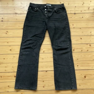 Hope Rush Jeans - Svarta rush denim från Hope, tvättad svart färg. Sjukt bra passform, storlek 31. Nypris 1500kr