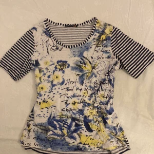 T-shirt - Så fin topp med coola tryck och i bra skick! Den säljs vidare eftersom jag har för mycket kläder💕 