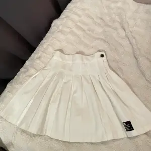 Säljer denna fina kjol som är i nyskick. Sitter tajt i midjan och är ganska kort. Super fin kritvit färg och tjockt tyg. Har även dragkedja och knapp på sidan som gör att det blir enkelt att sätta på och ta av den. Säljer pga jag inte använder den 💗