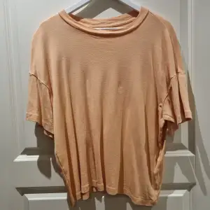 Persikofärgad oversized t-shirt säljes. Använd en gång.