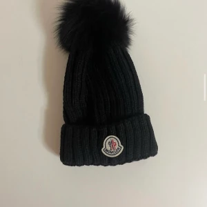 Moncler mössa  - Den är helt i nyskick, endast testad och använd för en bild. Aldrig använd utomhus. 
