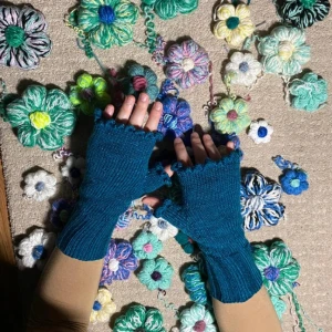 Stickade handledsvärmare - Material:premium akryl.  Omkrets:+18cm  Blommorna på bild2 kan sys fast. Finns så att det räcker till 2 vita på varje handske/3 blå på varje handske (+125:-) (först till kvarn på blommorna, finns fler färger på blommor att välja bland💟) Frakt tillkommer🥰