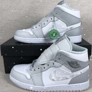 Jordan 1 Mid Grey Camo - Valfri storlek Kvitto medkommer! Stock-X verifierade Frakt står på oss!   Hör av er! 