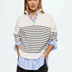 Randig stickad från mango - En vit och svart randig stickad tröja med halvkrage/dragkedja från mango, helt slutsåld! Etiketten sitter på fortfarande. Storlek XS. oanvänd. Säljes pga har en till liknande. Köptes för 399 och säljes för 399 eller högsta bud! 