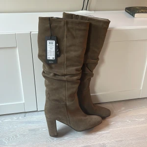 Stövlar - Jättesnygga stövlar/ boots från Vero Moda. Köpta från Zalando för 1495 kr och aldrig använda! Slutsålda på hemsidan. Storlek 39.