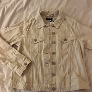 Beige jeansjacka - Säljer oanvänd beige jeansjacka från pieces, storlek L och är normal i storleken men passar om man är mindre och skulle vilja ha den oversized. Nypris 399 Köparen står för frakten💞