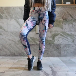 Jäkligt coola träningstights - Jag är ingen riktig träningstjej och använder inprincip aldrig träningskläder, trots det har jag tusen olika. Men dessa förtjänas att användas av ngn annan 👊 Ej använda eller max 1-2 gånger.  Ps. Liten ficka framtill på insidan för en liten nyckel ex. 