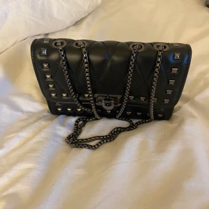 Väska med nitar - Lägger upp igen pga oseriös köpare. Superfin väska med nitar eon detaljer. Inga fel eller skador. Säljer för 239kr💗TRYCK INTE PÅ KÖP DIREKT!