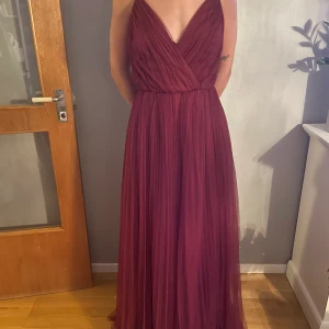 Balklänning maxi - Säljer min superfina vinröda balklänning från asos.🤗 aldrig använd då det aldrig blev av någon bal:( lappen sitter fortfarande kvar, nypris 500kr mitt pris 350kr. Kontakta mig vid fler frågor❤️köparen står för frakt❤️ (pris kan diskuteras vid snabb affär)