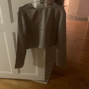 HM topp - Cropped Top med knäppning i nacken. Normal i strl. Metallic färgad, svalt tyg. Knappt använd. 