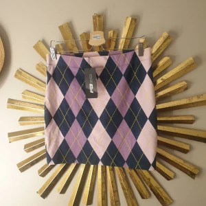 Kjol  - Kjol i strech, hwlt ny med prislappen kvar. Jätte bekväm, säljer denna då jag har den i 2 färger