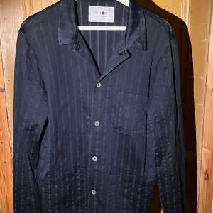 NN07 Overshirt - Tunn overshirt från NN07. Snygg krage, diskreta fickor. Köpare står för frakt, kan mötas också.