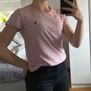 En vit och rosa randig t shirt i storlek S