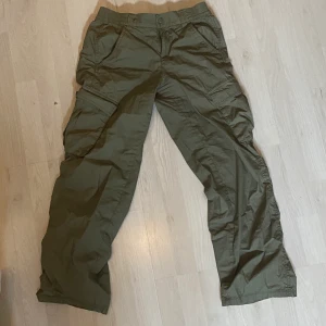 Lowwaist cargobyxor - Kollar intresset/säljer ett par gamla låg midjade cargobyxor ❤️🥰 köparen står för frakt