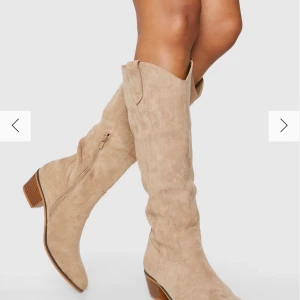 Beigea boots  - Beigea boots i strl 40, endast använda en gång då den var lite små i storleken och ej passar (Så de är i helt nytt skick) Köparen står för frakt🫶🏼🤍BUDA <3