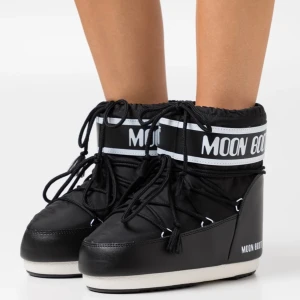 Moon boots - Säljer mina moon boots, köptes förra vintern. Använde de hela förra vintern men de är fortfarande i bra skick. I storlek 39/41. 650k + frakt💓🌟