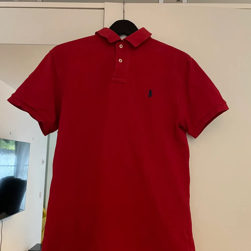 En röd slim fit Ralph Lauren piké i strl M som är köpt 2019 men använd ett fåtal gånger. Nypris 1199kr, men säljer den för 300 kr. T-shirts.
