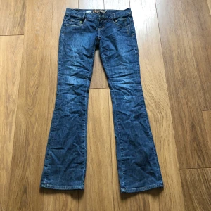 Lågmidjade jeans Billabong  - Lågmidjade utsvängda jeans med fina detaljer💗