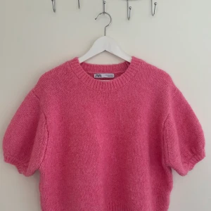 Zara stickad kofta  - Stickad tröja / kofta  Använd en gång, som ny  Storlek M   200:- pris kan diskuteras vid smidig affär  