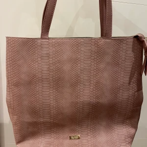 DON DONNA VÄSKA - Jättegin don donna väska som är ny, den kom aldrig till användning. Jättestor och fin. Fråga om fler bilder. Köparen står för frakten 