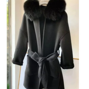 Päls kappa - Superfin vinter/höst kappa med pälskrage. Helt ny. Storlek xs men lite oversized. Hör av er för mer information och bilder 💕kan skickas direkt.