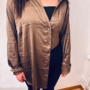 Skjorta - Champangebrun/ guld. Aldrig använd. 