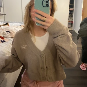 Reebok kofta - säljer dnehär sköna koftan Från Reebok då den aldrig kommer till använding