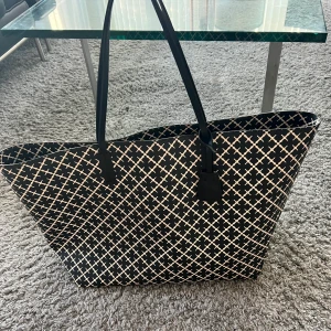 By Marlene Birger tote bag - säljer denna marlene birger väskan i den stora modellen!! inga defekter på utsidan men några små på insidan, kan skicka bild vid intresse🫶🏼
