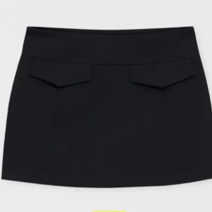 Minikjol  - Säljer denna super snygga minikjolen i stl xs, den är i nyskick. Skriv vid intresse. Köparen står för frakten🥰