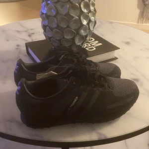 La Trainers skor, storlek 42 - Jag har länge funderat på att sälja mina La Trainers som är köpte ifrån USA från Adidas store, jag vill sälja dem eftersom att jag köpte en storlek för liten för mig. Aldrig använt dem och KÖPT FÖR 1000 kr. Har inget kvitto på dem.