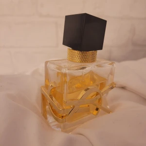 Parfym YSL - Parfym libre ifrån YSl är använd och har mycket doft kvar i flaskan. Endast om du ska köpa produkten. Köparen står för frakten. 