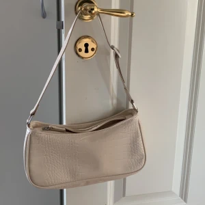 Baguette bag - Liten väska i jättebra skick, aldrig använd🤍