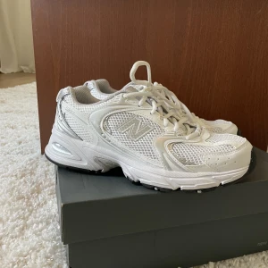 New balance 530 nyskick strl 38 - Säljer mina nya New Balance som bara blev använda 1 gång, är lite dammiga undertill men annars perfekt skick. Storlek 38, så snygga men används inte av mig. Nypris är 1265, slutsålda överallt. Skickar (66kr) eller möts upp i Uppsala💖💖