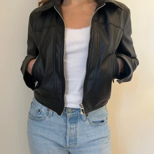 Oanvänd fuskskinnjacka - Oanvänd fuskskinnjacka från Bershka. Storlek M men liten i storlek, passar xs/s